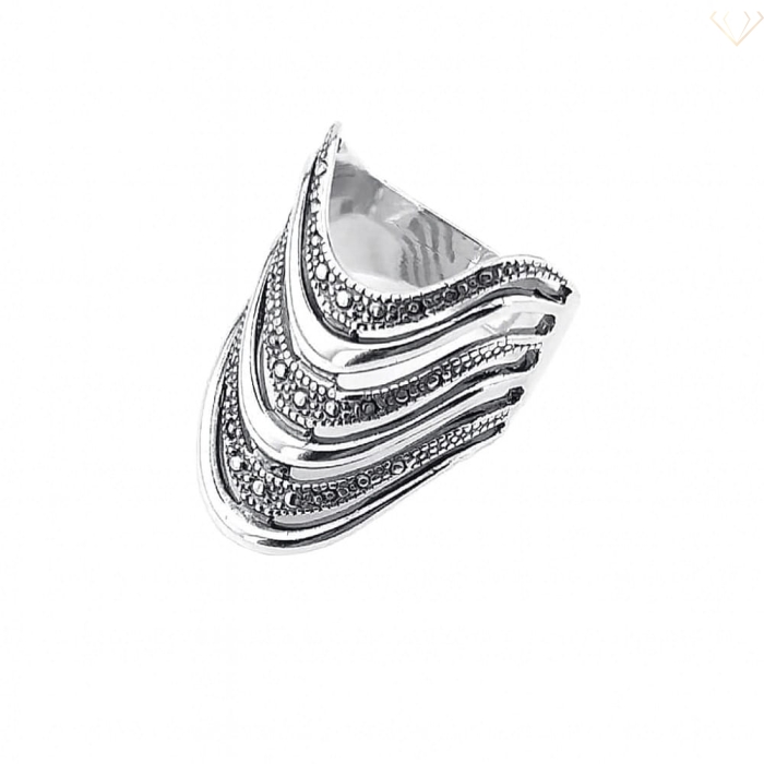 Srebrny pierścionek oksydowany z pięknym wzorem pr.925