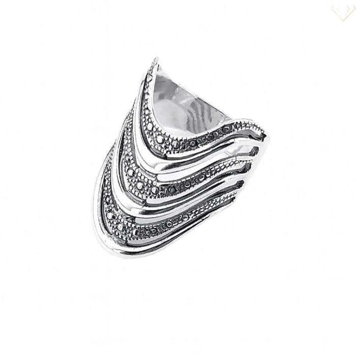 Srebrny pierścionek oksydowany z pięknym wzorem pr.925