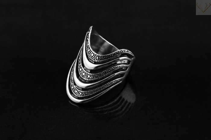 Srebrny pierścionek oksydowany z pięknym wzorem pr.925