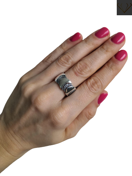 Srebrny pierścionek pr925 oksydowany z unikatowym wzorem
