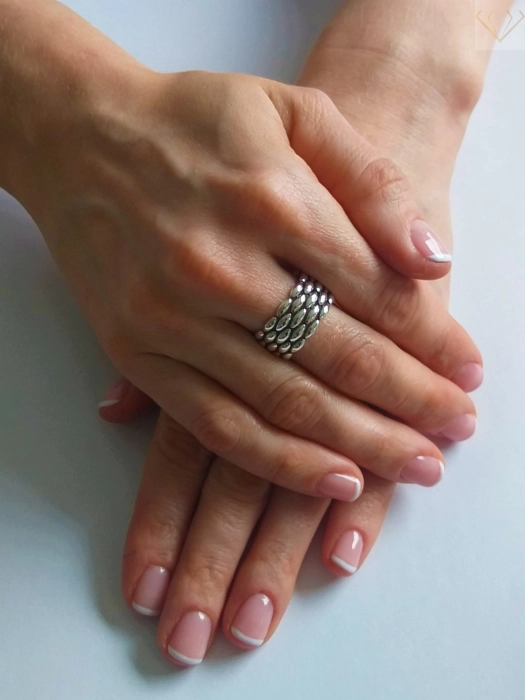 Srebrny pierścionek oksydowany z unikatowym wzorem srebro pr925