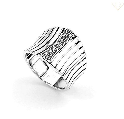 Srebrny pierścionek pr.925 oksydowany ze wzorem R24