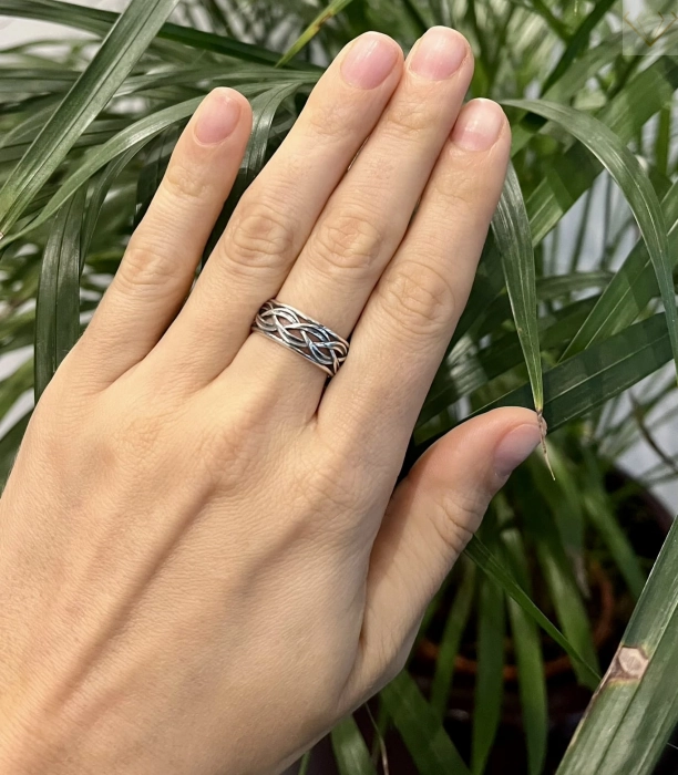 Srebrny pierścionek oksydowany przeplatany wzór pr925