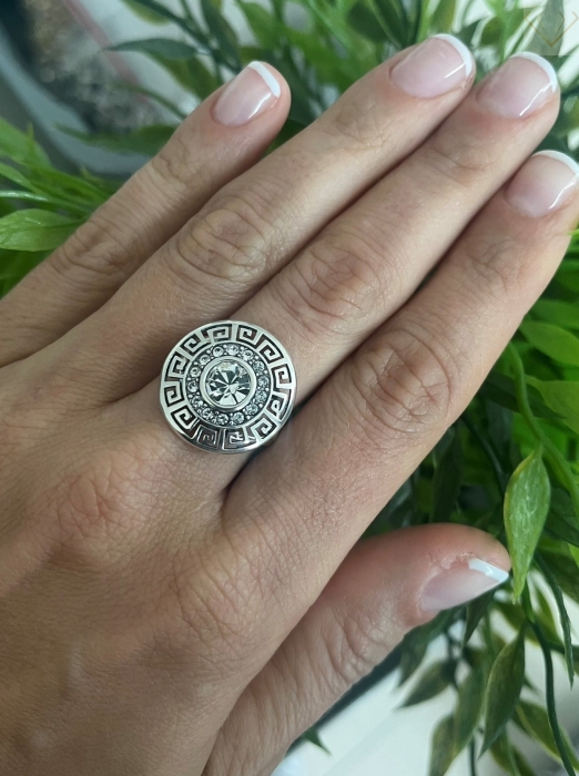 Srebrny okrągły pierścionek z cyrkoniami oraz greckim wzorem pr925 Susetti