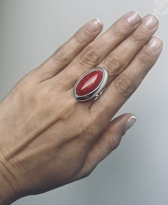 Srebrny pierścionek z dużym czerwonym kamieniem Koral