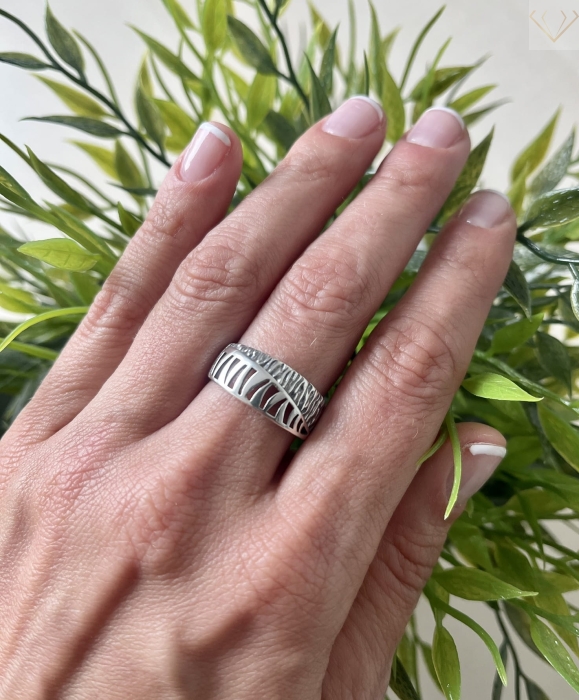 Srebrny pierścionek oksydowany z ażurowym wzorem pr925
