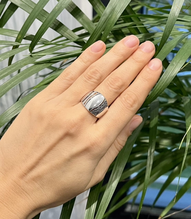 Srebrny duży pierścionek oksydowany ze wzorem