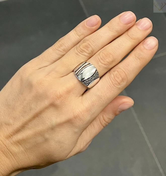 Srebrny duży pierścionek oksydowany ze wzorem