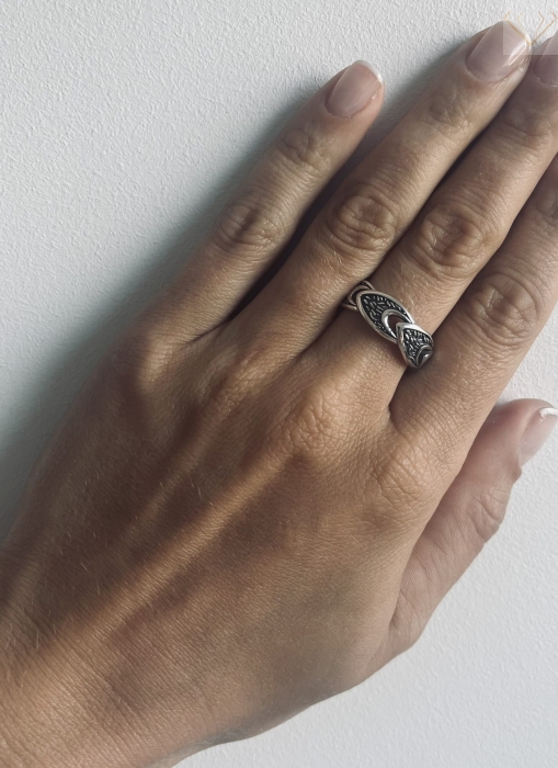 Stylowy srebrny pr925 pierścionek z oksydowanym wykończeniem