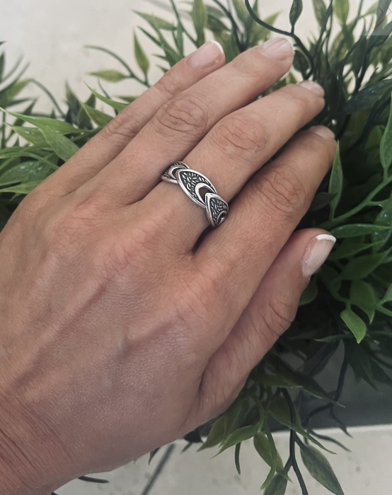 Stylowy srebrny pierścionek z oksydowanym wykończeniem