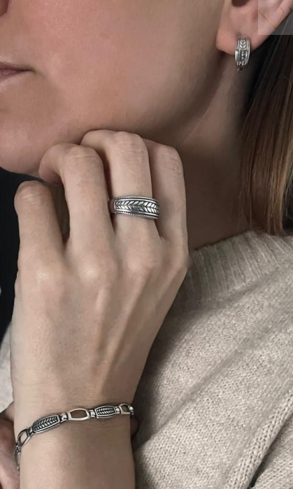 Srebrny pierścionek oksydowany ze wzorem kłosa srebro 925